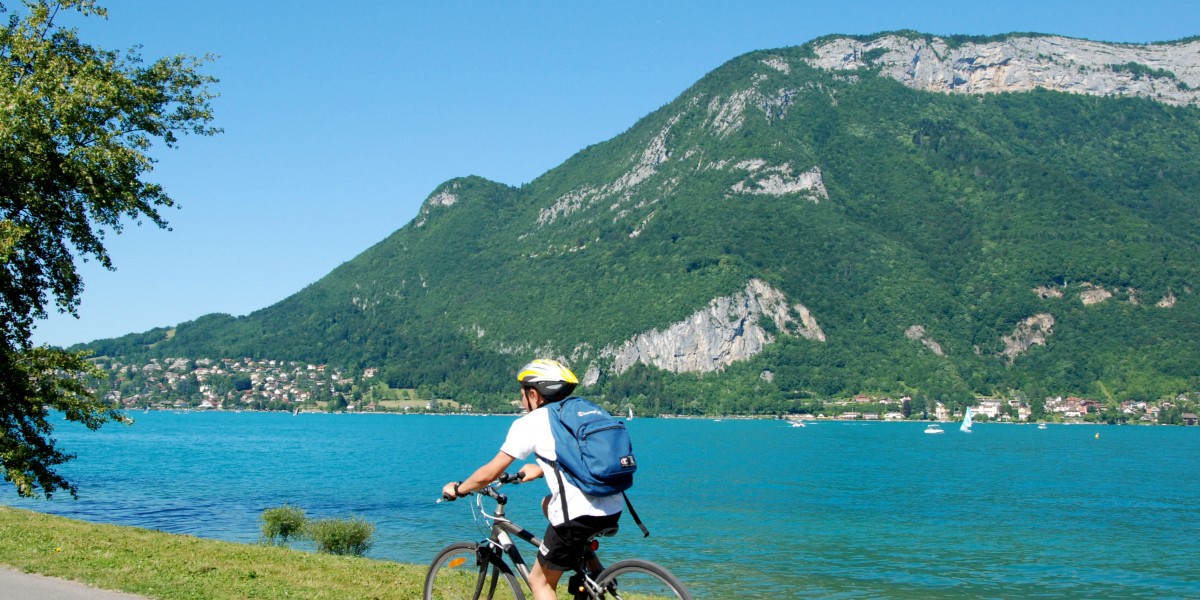 Cycliste roulant au bord du Lac du Bourget